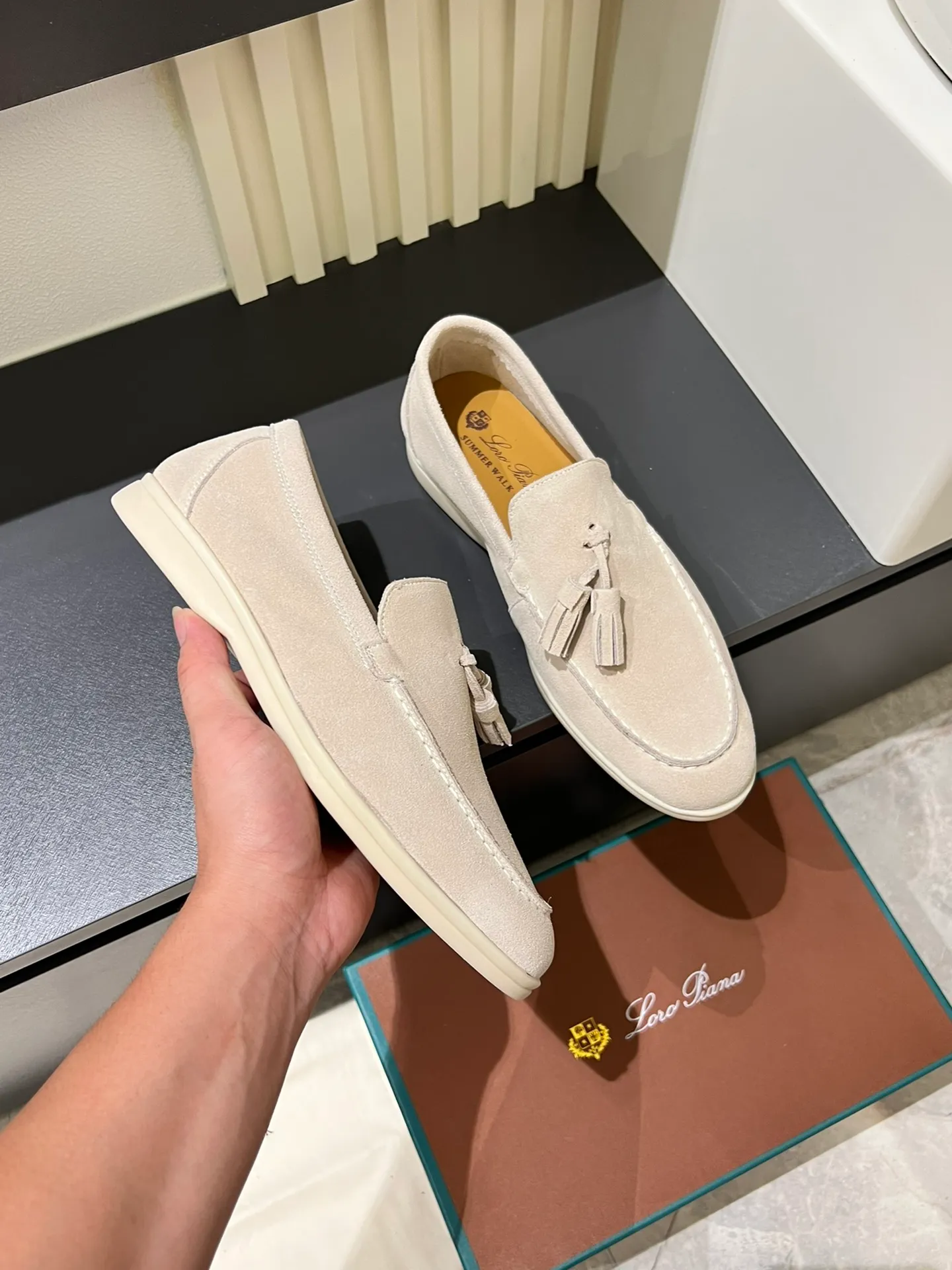 Men's shoes 💰p360 "Loro men's shoes 💰pian'*" Classic L men's shoes for couples 💰p Top version British flat loafers, a must-have item in old money style, the minimalist design is eye-catching and durable, a plus point for dressing The soft foot feel and texture are outstanding. They don’t scratch your feet and are very nice. They are matched with soft and waxy soles. They can be worn daily for a long time without getting tired. They are easy to wear, versatile and classic items, with perfect foot feel and texture! Imported cashmere fabric, the lining is made of imported A-grade water-dyed cow lining, the top version of the genuine leather midsole is sewn with pure handmade mark thread! Size: Female 35-40 (34. Customized) Male 38-44 (45.46. Customized)